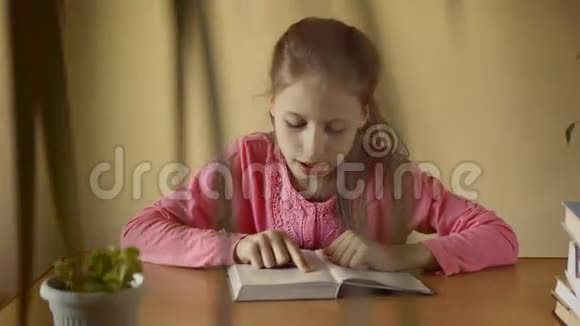 漂亮的小女孩看书视频的预览图
