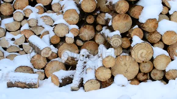 白雪在木制背景下美丽地飘落视频的预览图