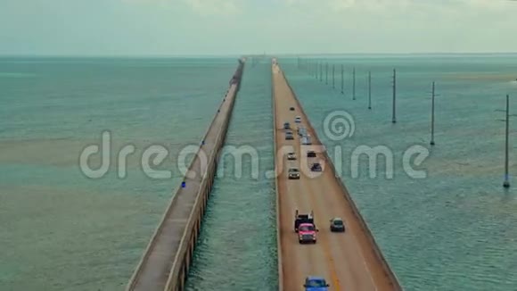 一座横跨海洋的长长的公路桥交通四通八达视频的预览图