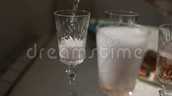 桌子上摆着白色的结婚眼镜和莱茵石视频的预览图
