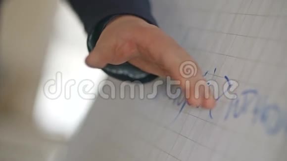 商人在现代办公楼的塑料白板上写信息视频的预览图