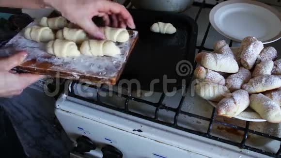 女人躺在烘焙自制蛋糕上视频的预览图