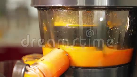榨汁机特写制作新鲜橙汁视频的预览图