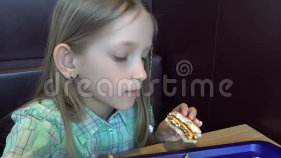儿童汉堡三明治儿童肖像燕麦快餐饥饿女孩脸视频的预览图