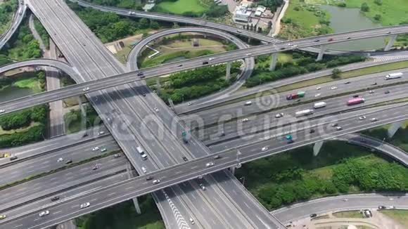 高速公路交汇处的空中景观运输概念镜头视频的预览图