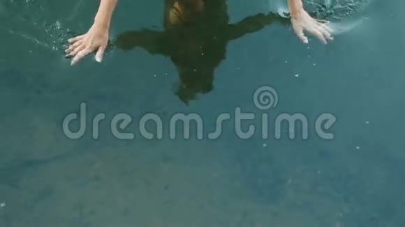 美丽脆弱的双手幻想少女若虫在克里阿水与小愈合鱼鱼类视频的预览图