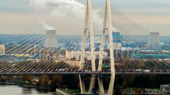 圣彼得堡的大奥布霍夫桥这座斜拉桥横跨涅瓦河连接两岸视频的预览图