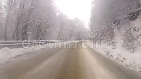 在雪道上开卡车视频的预览图