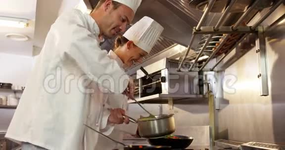 两个厨师准备一顿饭视频的预览图