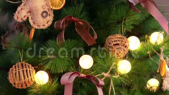 加兰和圣诞树上的玩具视频的预览图