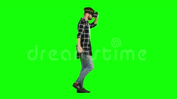 人戴着虚拟现实面具行走绿色屏幕视频的预览图