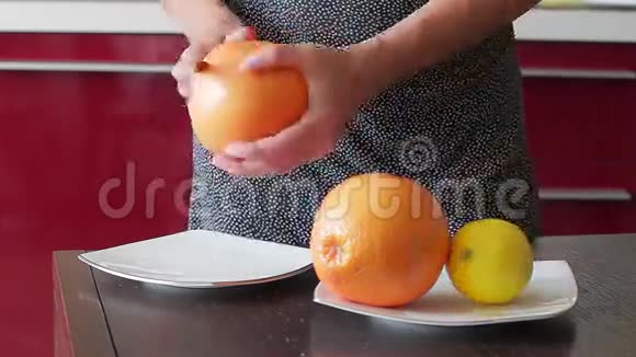 家庭主妇去除柚子皮视频的预览图