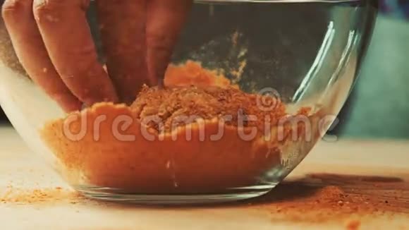 在充满香料和面包屑的玻璃碗中滚动生肉排的特写镜头烤肉的准备视频的预览图