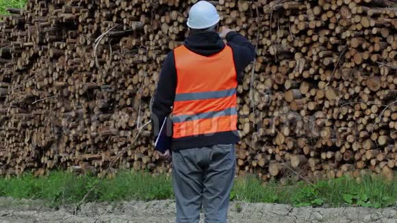 伐木工人在桩木附近编号视频的预览图