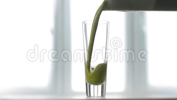 芹菜鲜汁倒入玻璃杯中视频的预览图