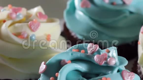 甜蛋糕和美味糕点巧克力球和彩色糖果镜头在桌子周围飞舞视频的预览图
