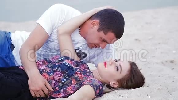 躺在海边沙滩上的恋人们爱情故事视频的预览图