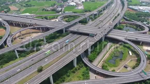 高速公路交汇处的空中景观运输概念镜头视频的预览图