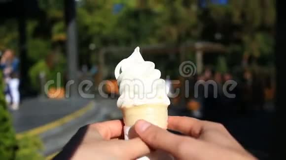 一个男人在一条模糊的城市街道的背景下吃快餐冰淇淋视频的预览图