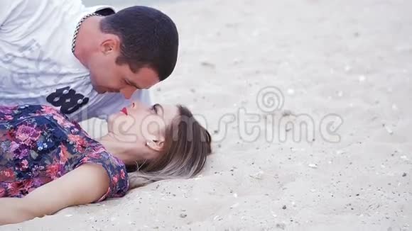 躺在海边沙滩上的恋人们爱情故事视频的预览图