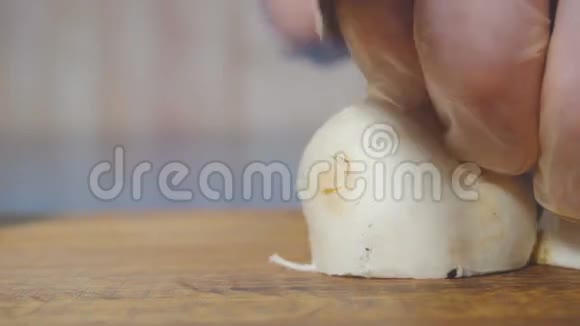 厨师把香菜切成小块视频的预览图