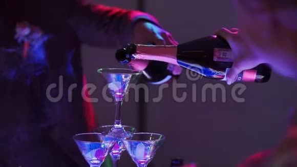 从金字塔形的酒杯里喝香槟的人视频的预览图