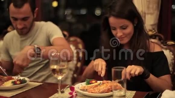年轻夫妇在船上的餐厅里浪漫地用餐视频的预览图