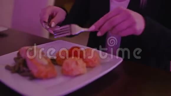 年轻的女人在餐馆吃寿司卷视频的预览图