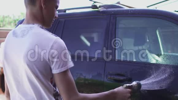 年轻人洗了车视频的预览图