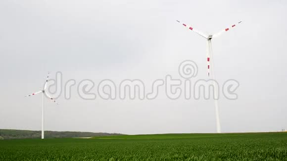 两台风车在多风的春季阴天旋转视频的预览图