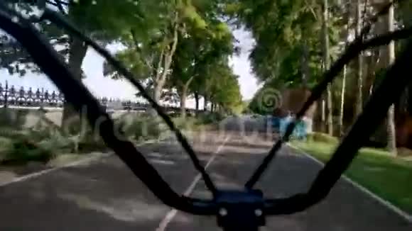 沥青道路背景上的传单视频的预览图