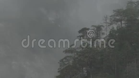 斯洛文尼亚洛加尔斯卡多利纳低云的高山河谷雨天视频的预览图