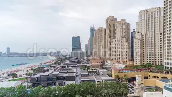 阿联酋迪拜JBR节假日海滩和游客散步和日光浴的鸟瞰图视频的预览图