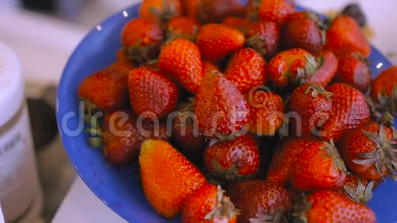 草莓在玻璃碟滑翔机特写视频的预览图