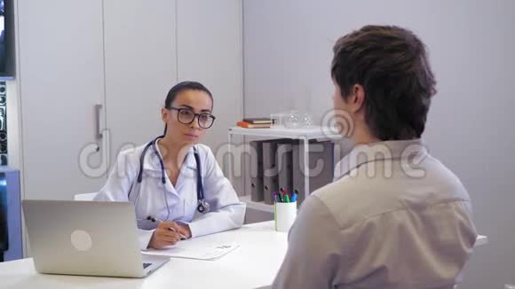 治疗师在医院和男性谈话视频的预览图