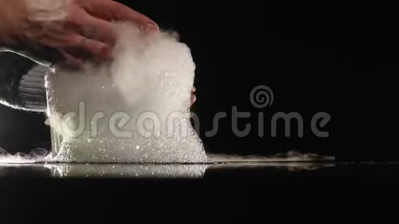 干冰蒸汽泡沫视频的预览图