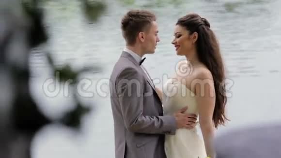 新婚夫妇在河边接吻视频的预览图