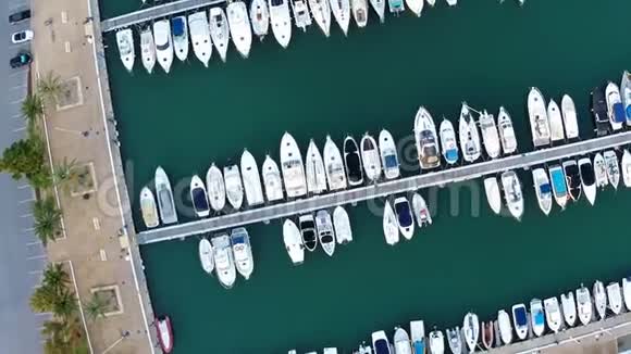 Marina西班牙港口在西班牙阿利坎特省Altea有小船和游艇视频的预览图