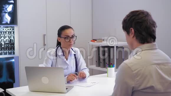 男性在医院与医生交谈视频的预览图