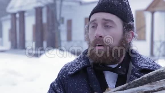 19世纪穿着木头的长胡子男子俄国的冬天视频的预览图