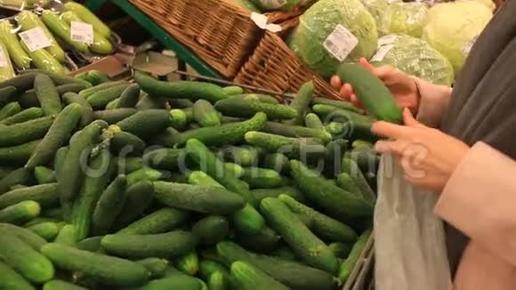 一个在超市买蔬菜的女人黄瓜视频的预览图