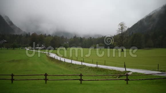 低云的高山河谷雨天视频的预览图