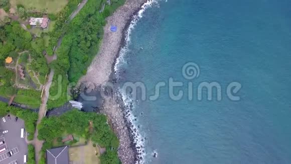 韩国济州岛Jeongbang瀑布的空中Veiw视频的预览图