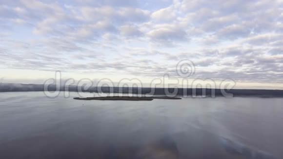 清晨在雾中飞过湖面视频的预览图