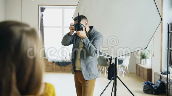 专业摄影师在摄影棚拍摄数码相机模型照片视频的预览图