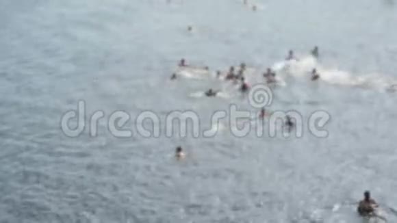 夏天人们在蓝色的海里游泳视频的预览图