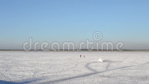 男人和女人在冰冻的水上行走视频的预览图
