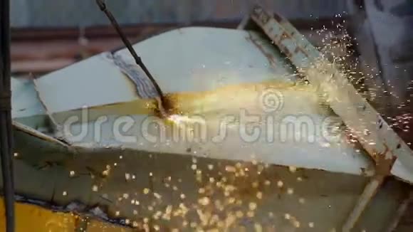 气体焊工制造切割金属火花视频的预览图