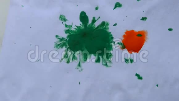 彩色水滴滴在白纸上视频的预览图