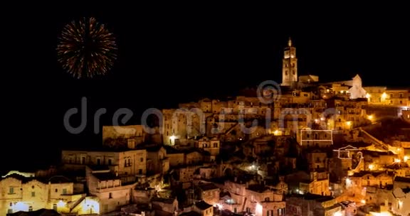 典型的石头萨西迪马特拉和马特拉教堂在夜间全景金色的抽象闪烁的火花视频的预览图